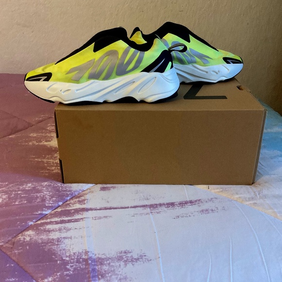 Yeezy 700 MNVN BOOST - Picture 1 of 6